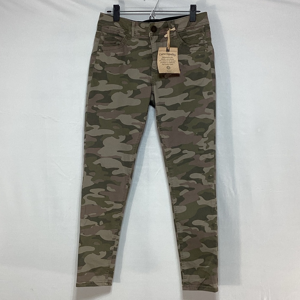 NWT Democracy size 8 “Ab” technology camo Freedom Ankle Skimmer